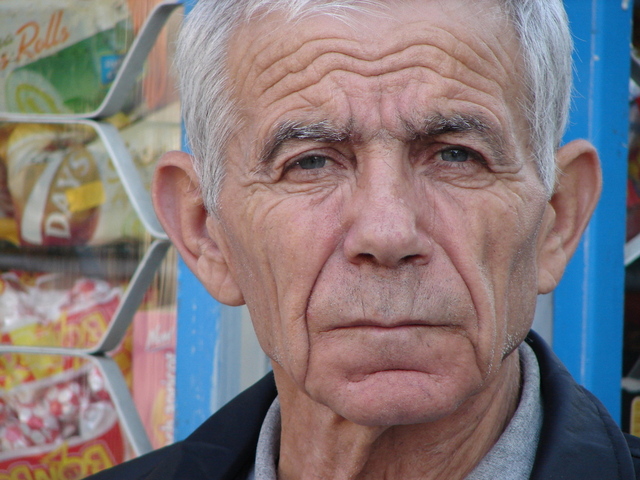 Tvár starého muža s výraznými vráskami